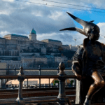 Estatua del Principito en Budapest con el Castillo de Buda de fondo.