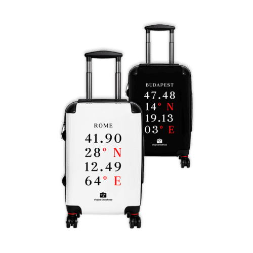 Dos maletas de viaje con ruedas y asa extensible, una blanca y otra negra, personalizadas con coordenadas de ciudades en tipografía elegante.