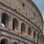 Vista lateral del Coliseo Romano en Italia.